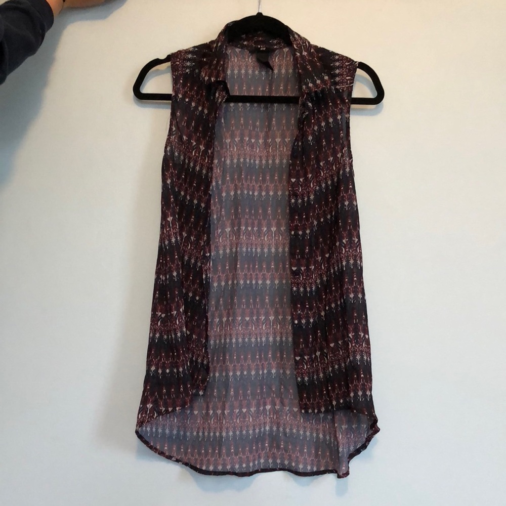 Sleeveless button up top